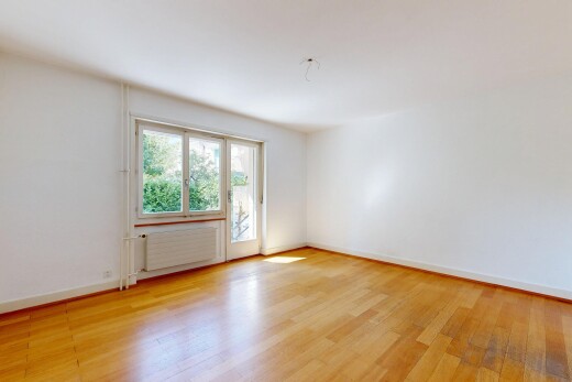 leerer raum mit kühler, drywall, gipskartonwand, wood finish floor, und holzfußboden