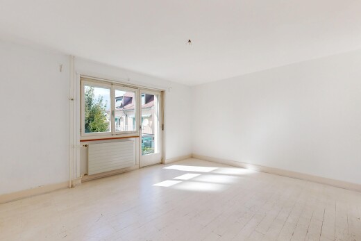 leerer raum mit kühler, drywall, gipskartonwand, wood finish floor, und holzfußboden