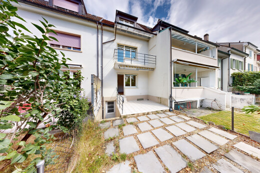 außenansicht mit balkon, terrasse, property visible, stuckverkleidung, und day time