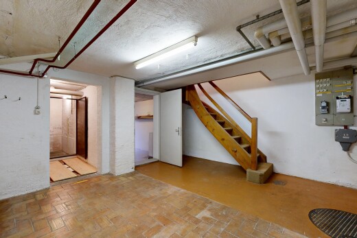 treppe mit treppen, keller, inside property, textured ceiling, und spritzputz decke