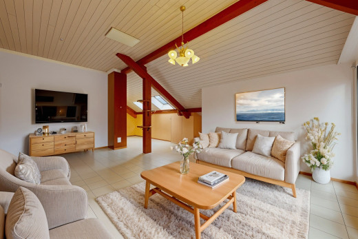 wohnzimmer mit holzdecke, dachschräge, bemerkenswerter kronleuchter, fliesenboden, und fernseher