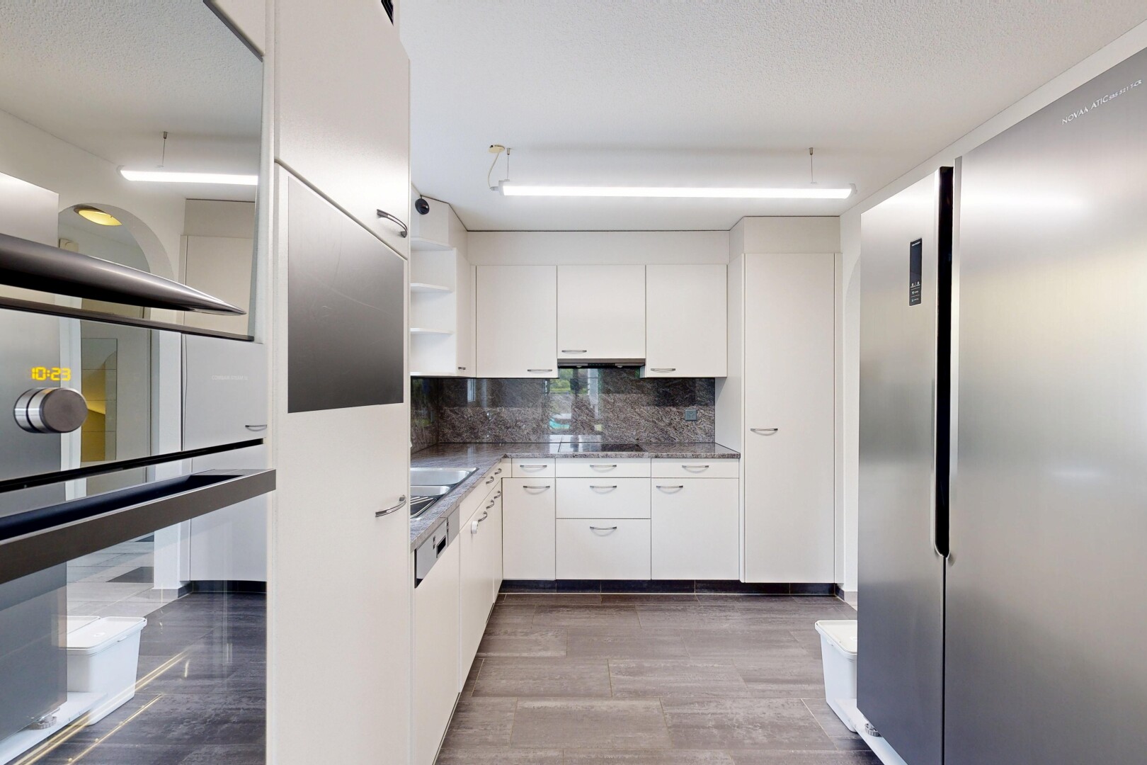 cuisine avec réfrigérateur, inside property, backsplash, dosseret, et étagères ouvertes