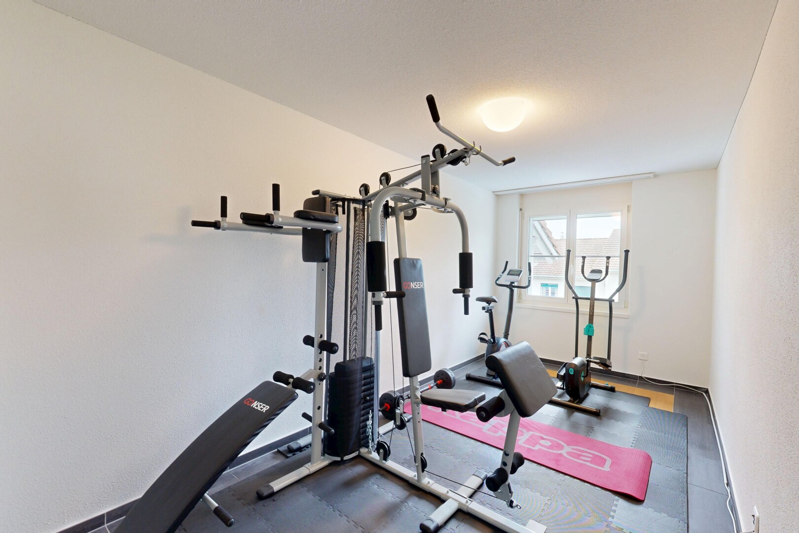 gym avec natural light, lumière naturelle, inside property, drywall, et cloison sèche