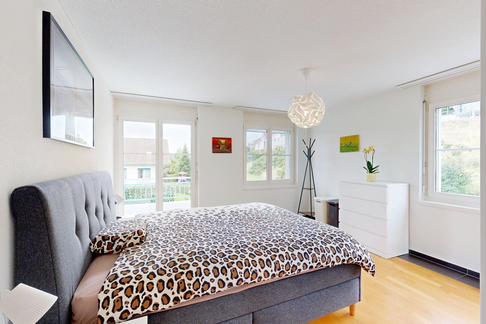chambre avec sol en finition bois, wood finish floor, cloison sèche, drywall, et inside property