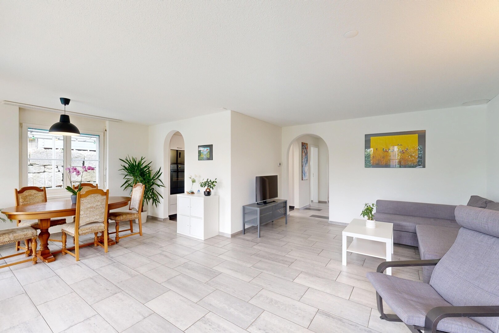 salon / salle à manger avec inside property, natural light, lumière naturelle, drywall, et cloison sèche