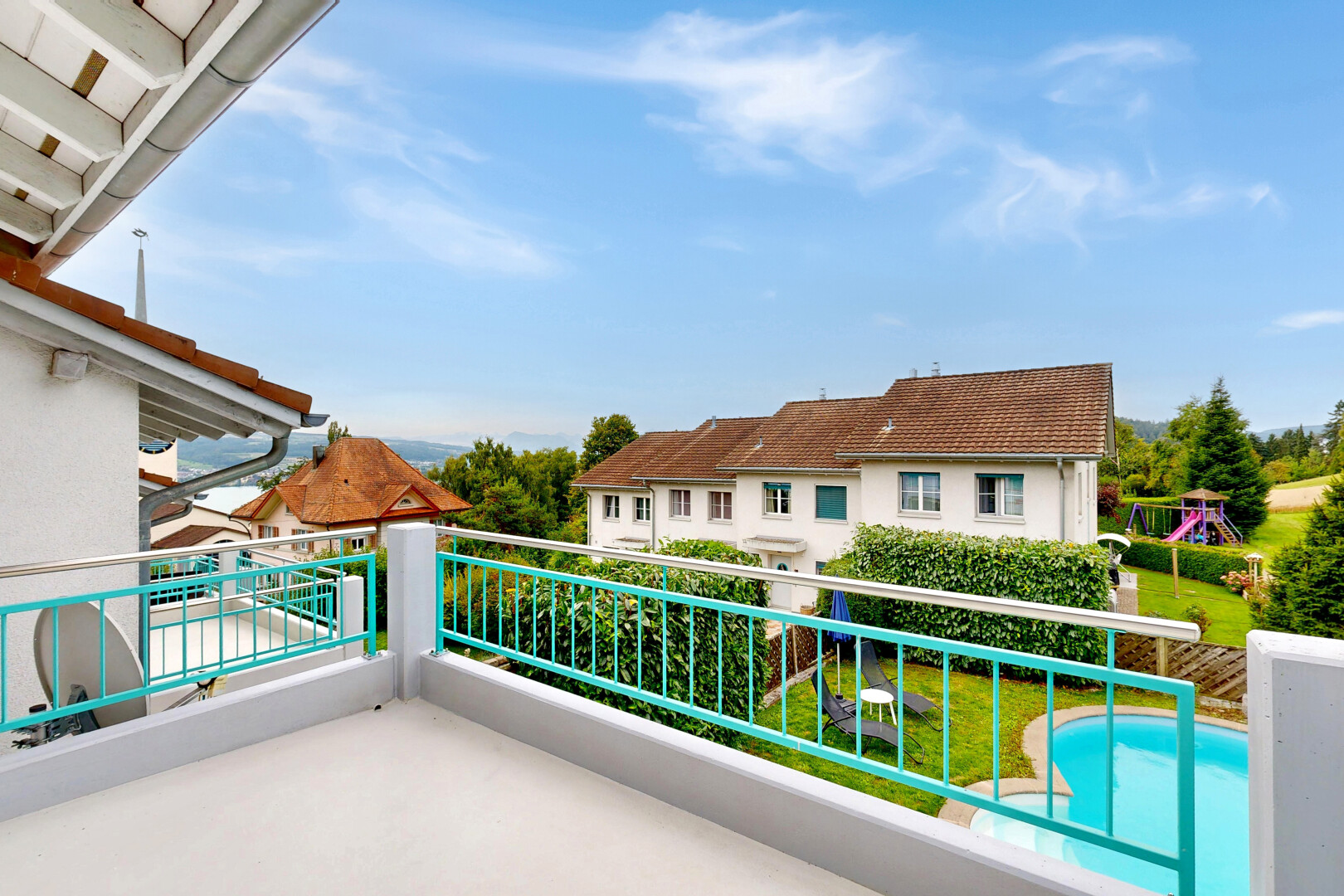 balcon avec from property, day time, balcon, pool view, et vue sur la piscine