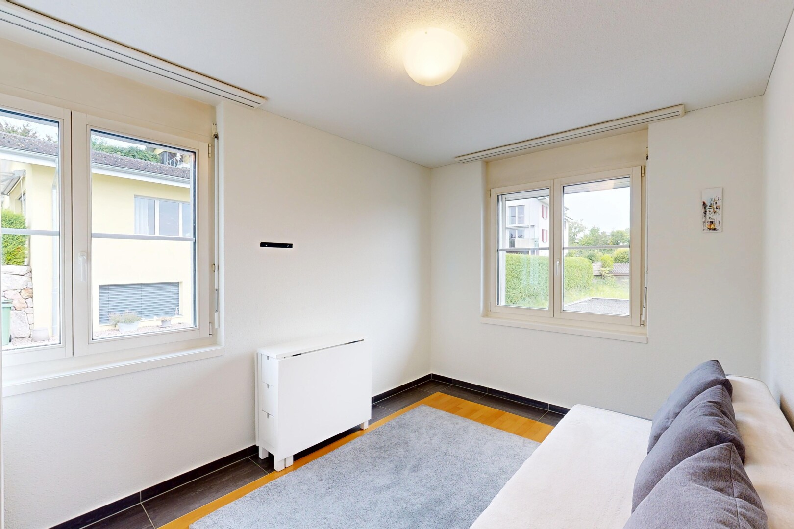 salon avec drywall, cloison sèche, inside property, natural light, et lumière naturelle