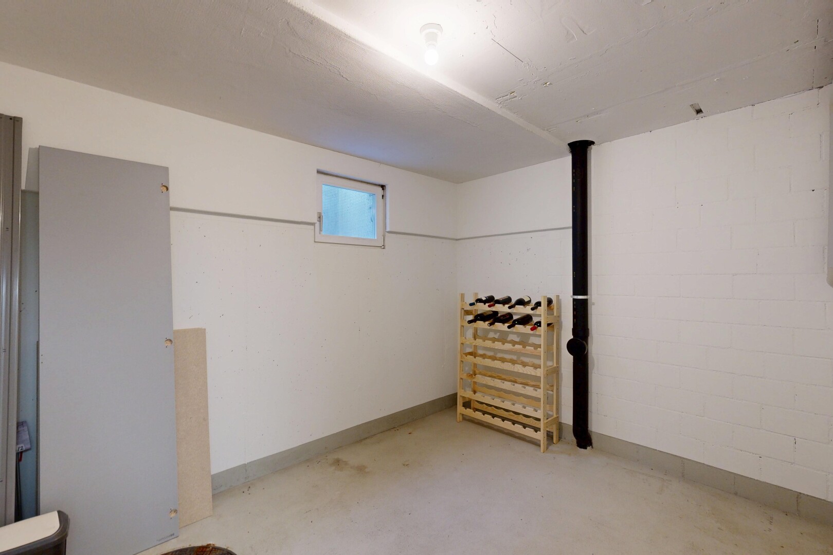 pièce vide avec sous-sol, inside community, concrete floor, sol en béton, et natural light