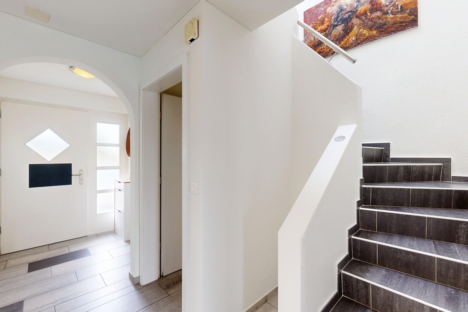 escaliers avec inside property, natural light, lumière naturelle, escaliers, et drywall