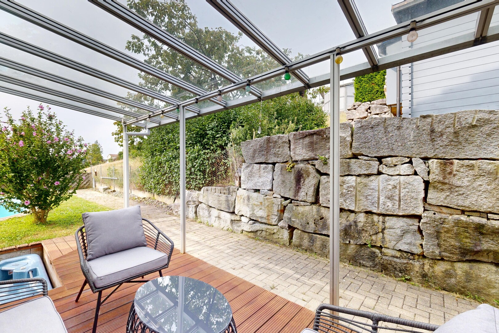 terrasse avec terrasse, overcast, clôture, et from property