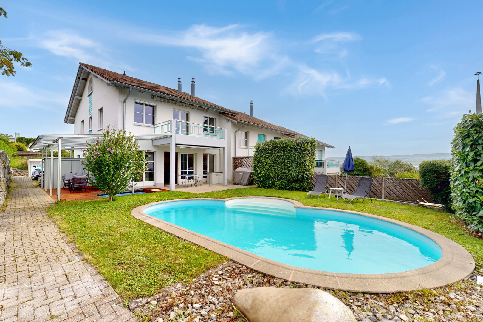 piscine avec clôture, balcon, terrasse, property visible, et piscine