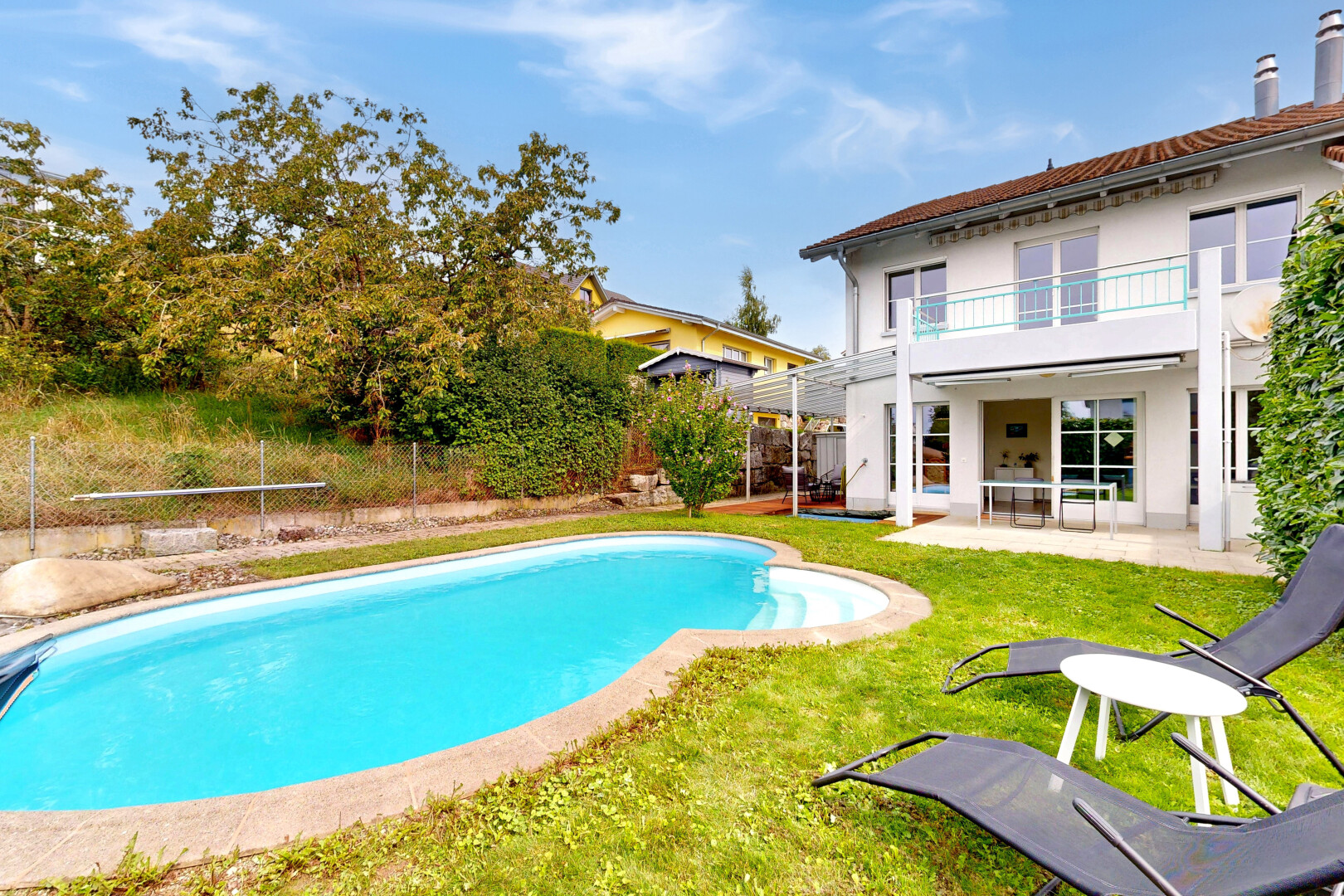 piscine avec terrasse, day time, piscine, property visible, et pelouse