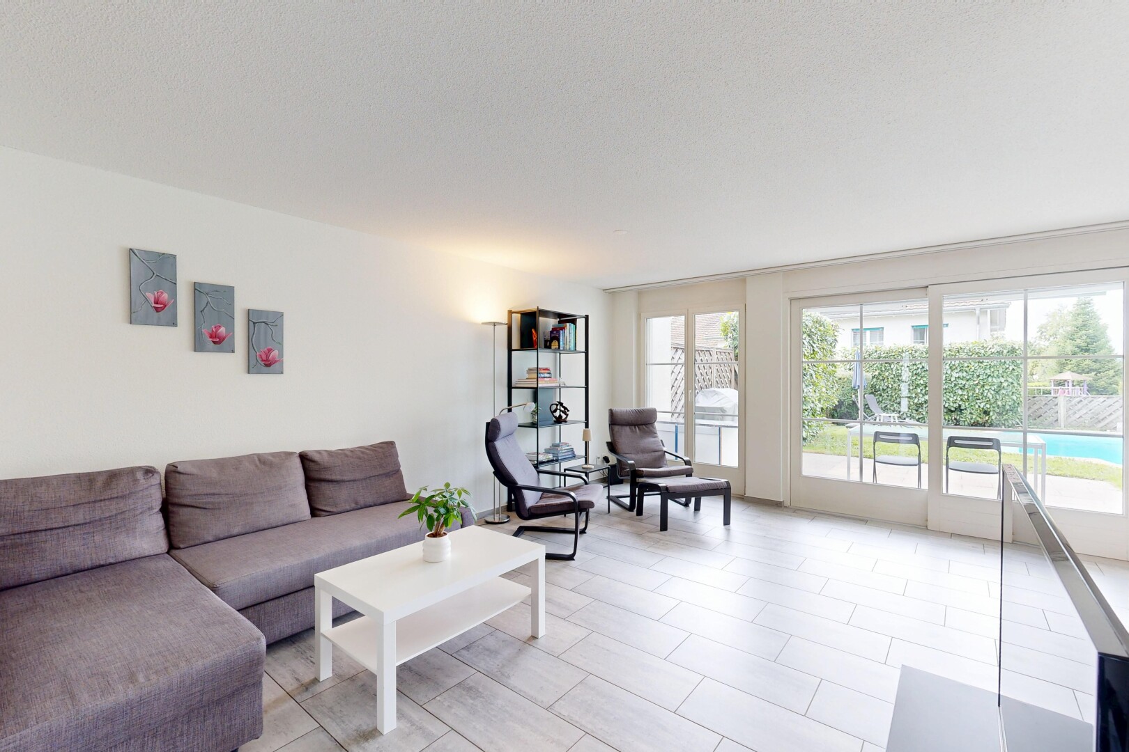 salon / salle à manger avec natural light, lumière naturelle, drywall, cloison sèche, et inside property