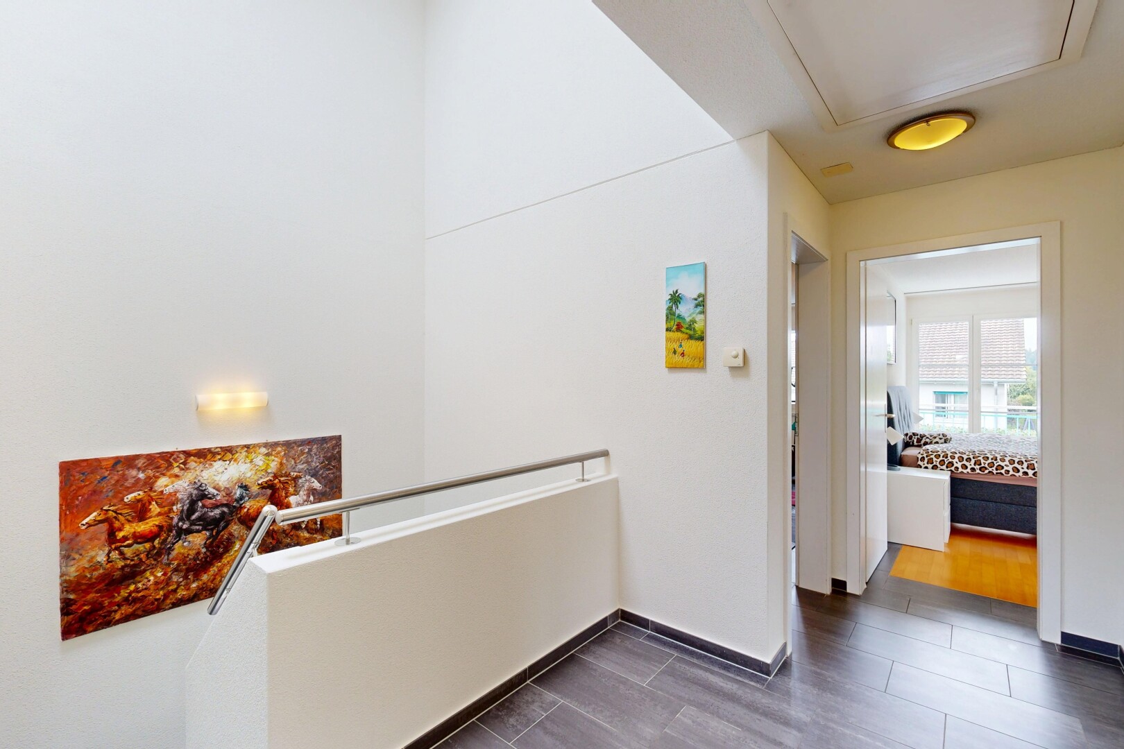 couloir avec palier à l'étage, inside property, natural light, lumière naturelle, et drywall