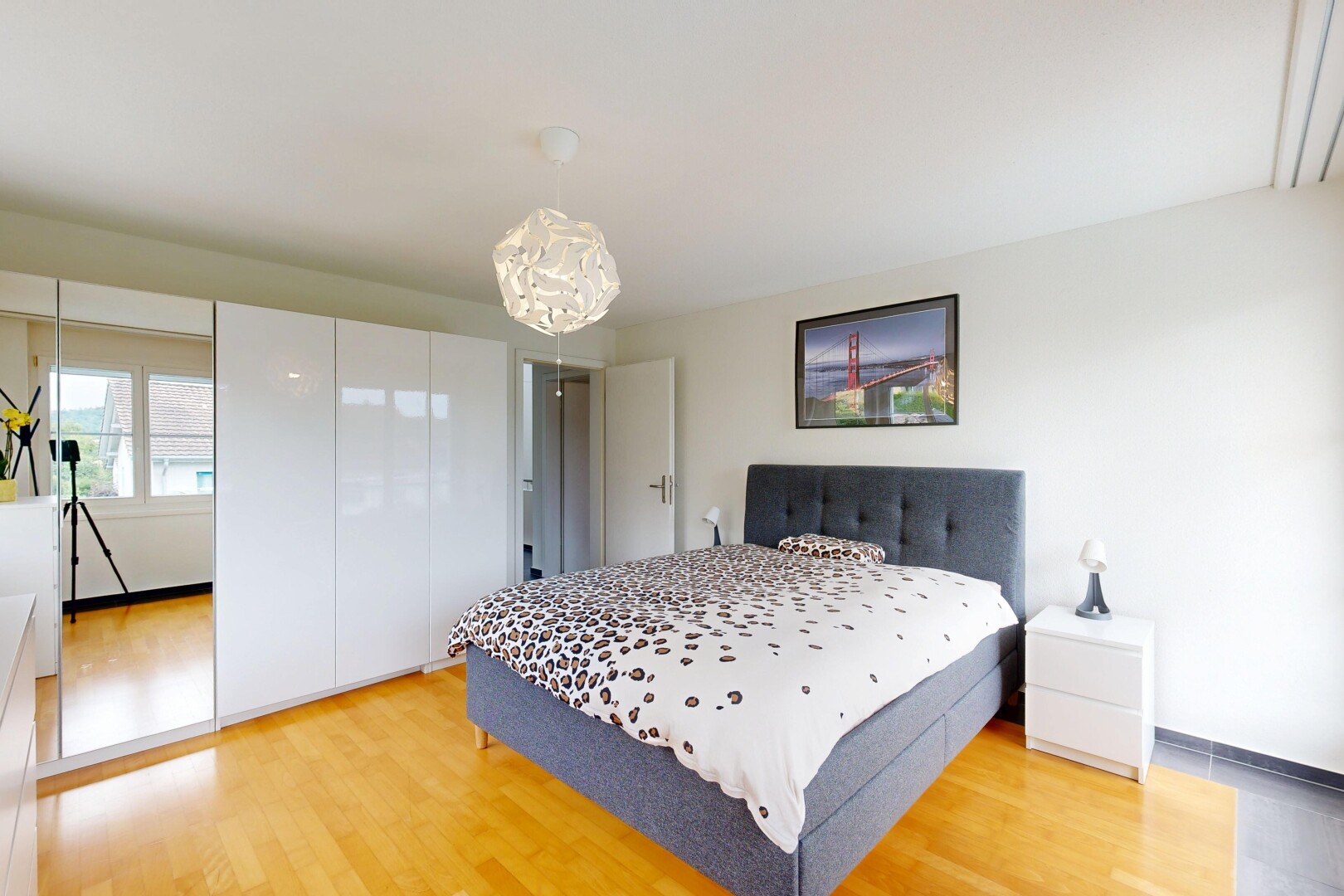 chambre avec wood finish floor, sol en finition bois, natural light, lumière naturelle, et inside property