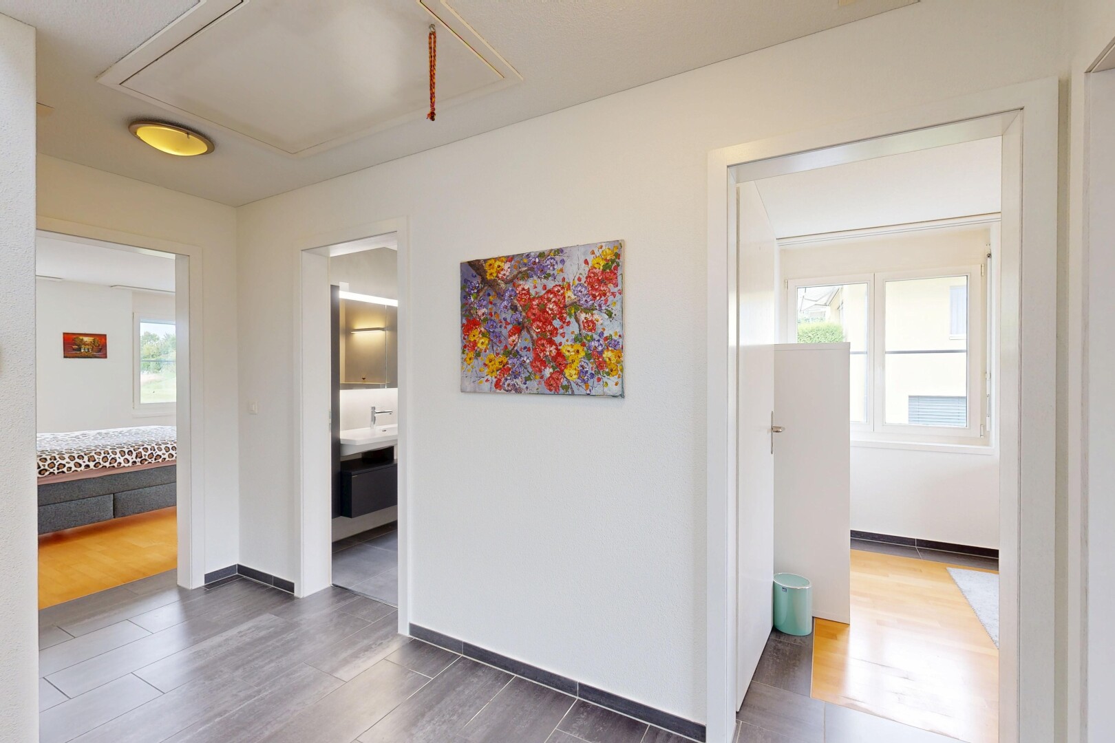 couloir avec lumière naturelle, natural light, inside property, cloison sèche, et drywall