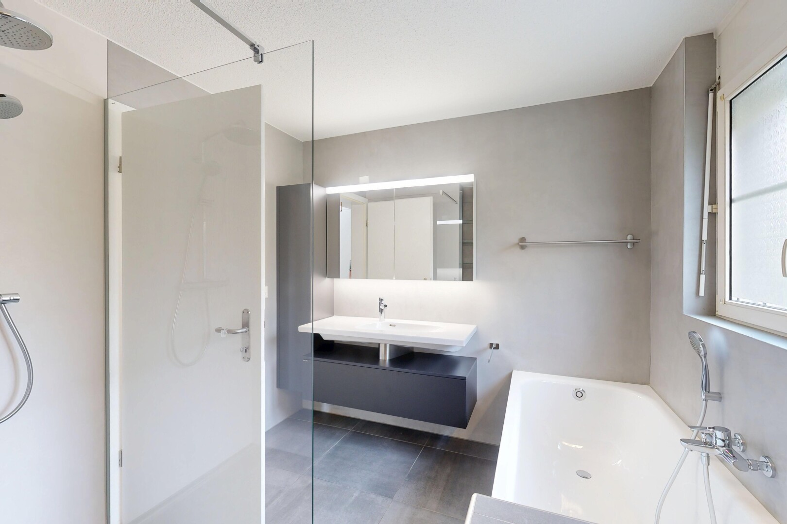 salle de bains avec salle de bain complète, miroir, bain, douche, et tile floor