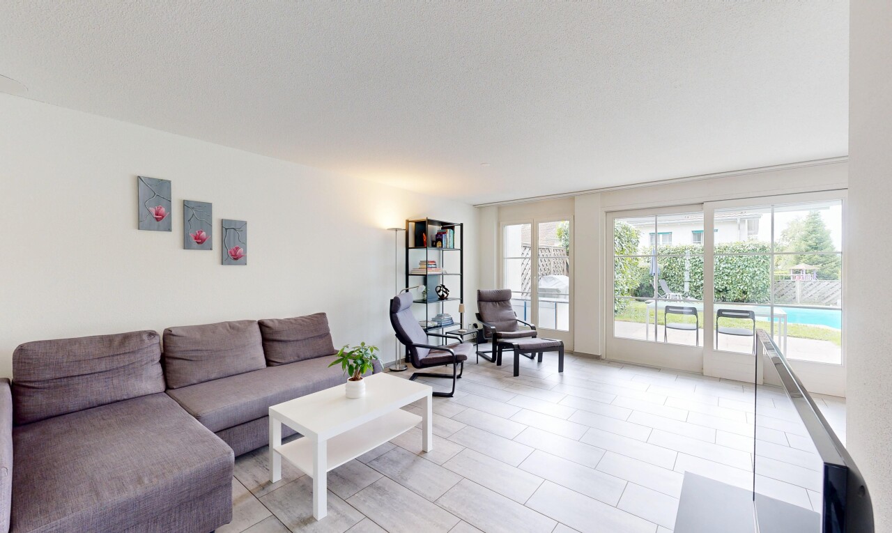 salon / salle à manger avec natural light, lumière naturelle, drywall, cloison sèche, et inside property