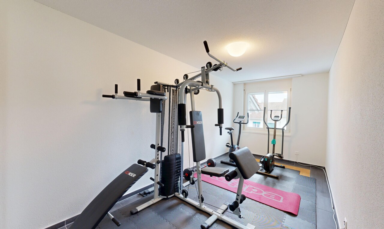 gym avec natural light, lumière naturelle, inside property, drywall, et cloison sèche