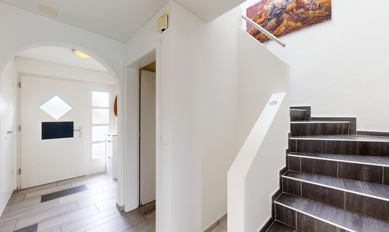 escaliers avec inside property, natural light, lumière naturelle, escaliers, et drywall