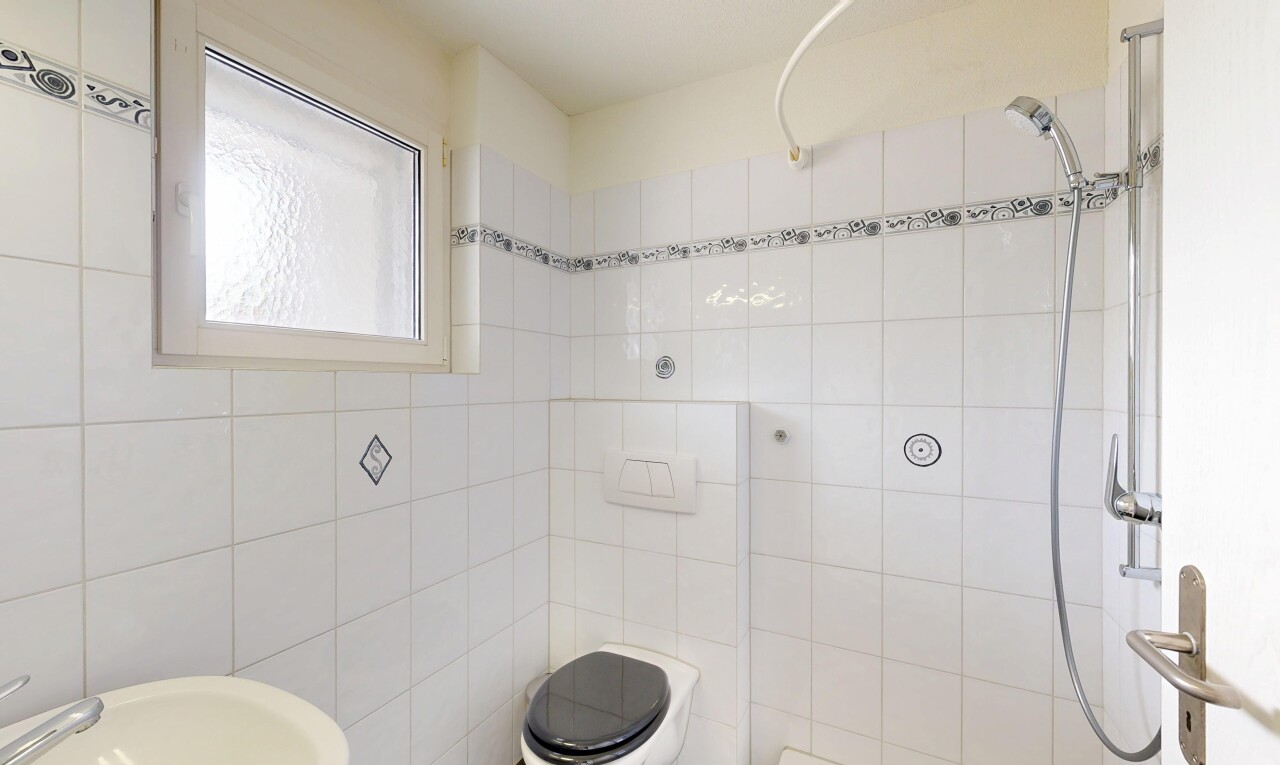 salle de bains avec salle de bain complète, inside property, douche, toilette, et tile wall