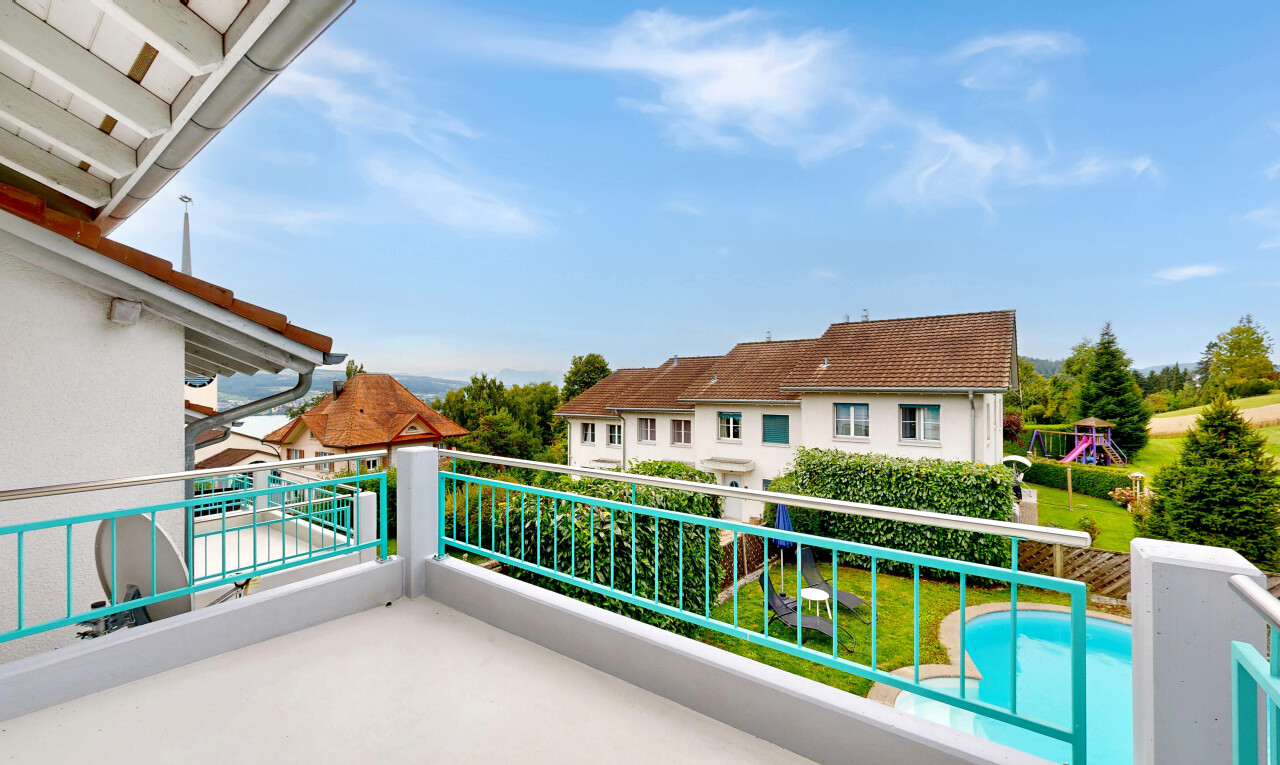 balcon avec from property, day time, balcon, pool view, et vue sur la piscine