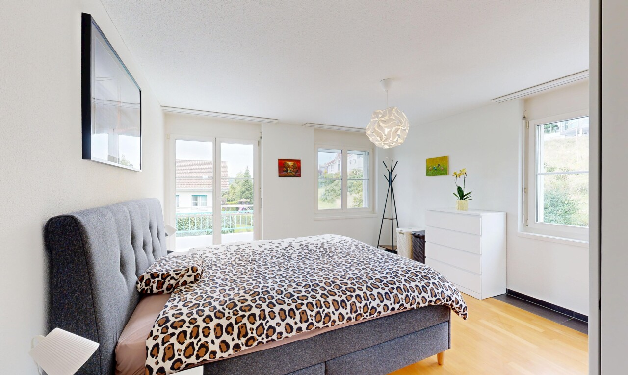 chambre avec sol en finition bois, wood finish floor, cloison sèche, drywall, et inside property