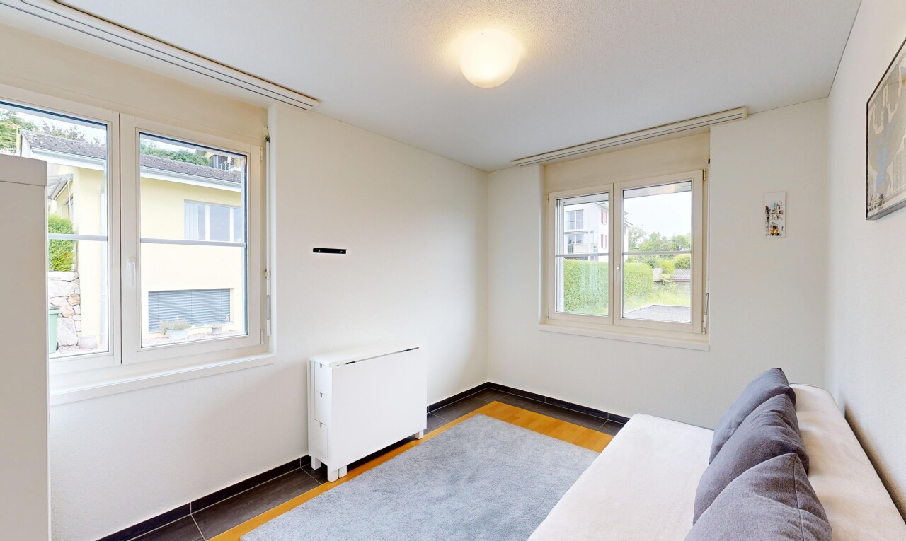 salon avec drywall, cloison sèche, inside property, natural light, et lumière naturelle