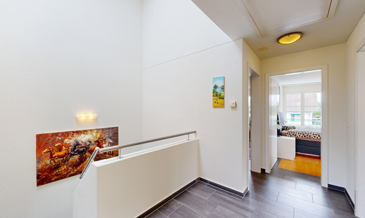 couloir avec palier à l'étage, inside property, natural light, lumière naturelle, et drywall