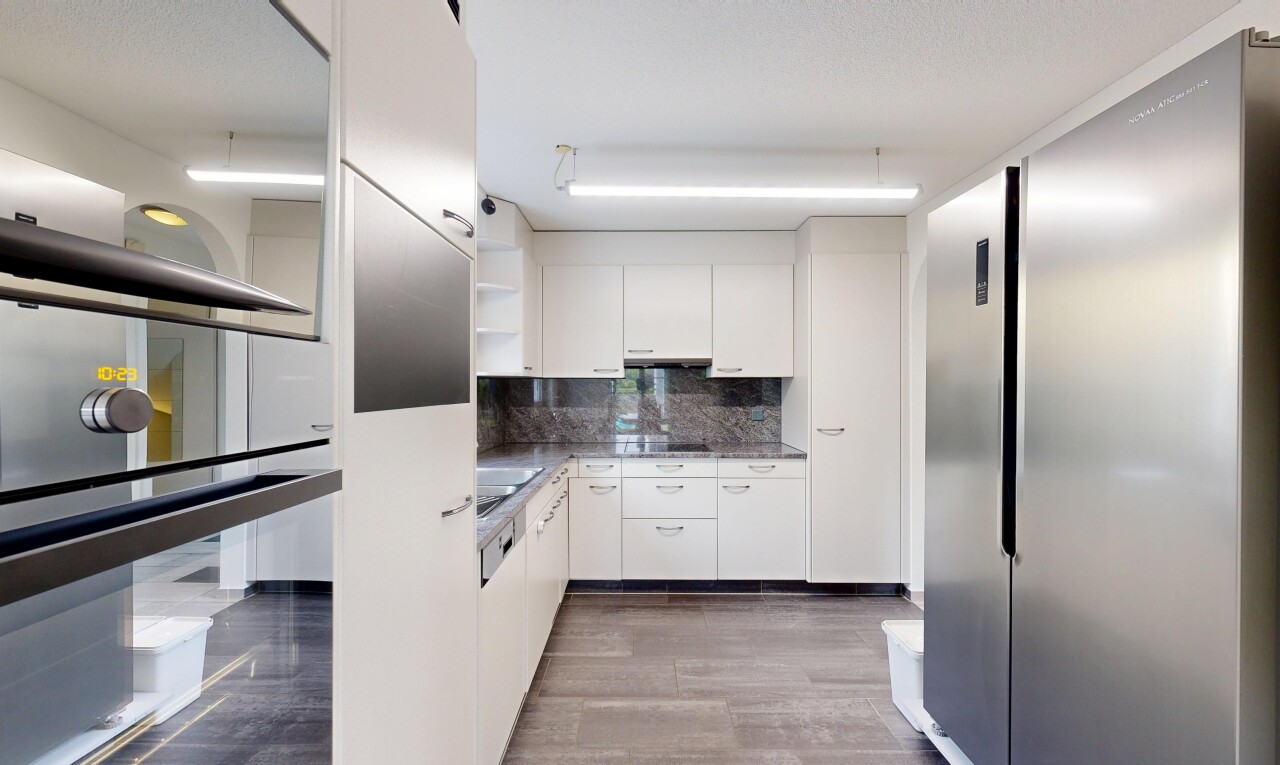 cuisine avec réfrigérateur, inside property, backsplash, dosseret, et étagères ouvertes