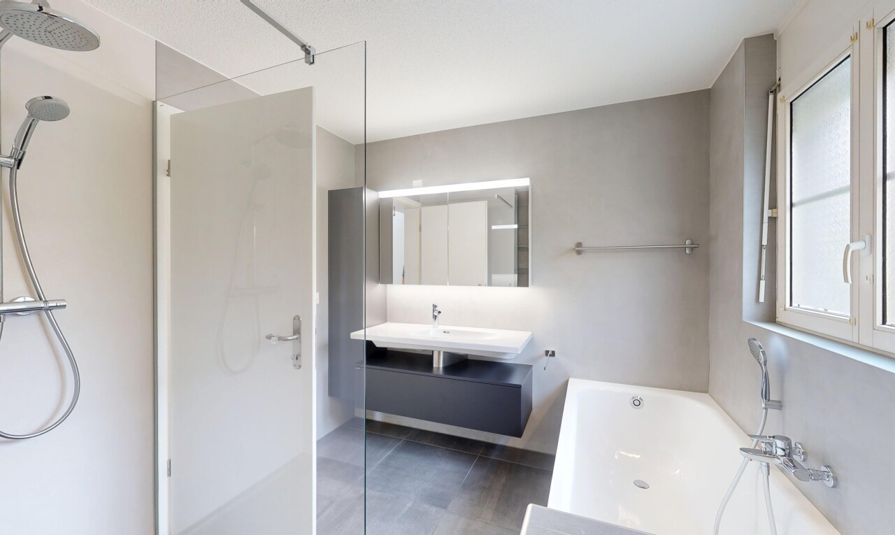 salle de bains avec salle de bain complète, miroir, bain, douche, et tile floor