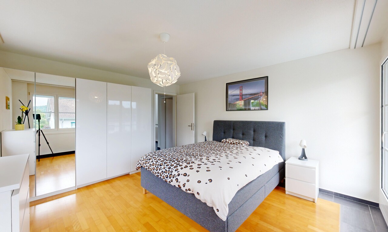 chambre avec wood finish floor, sol en finition bois, natural light, lumière naturelle, et inside property