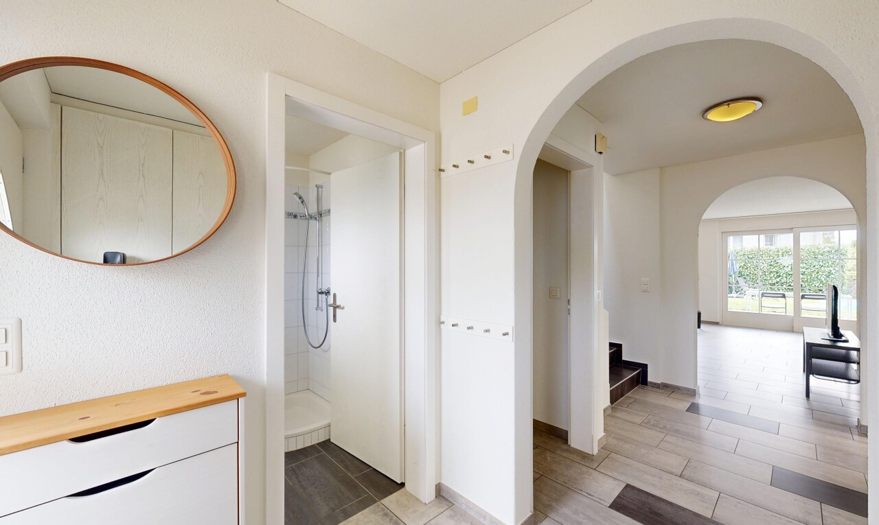salle de bains avec miroir, douche, salle de bain complète, natural light, et lumière naturelle