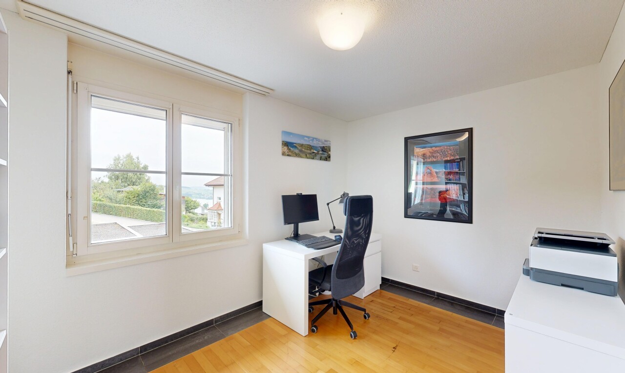 bureau avec wood finish floor, sol en finition bois, natural light, lumière naturelle, et drywall
