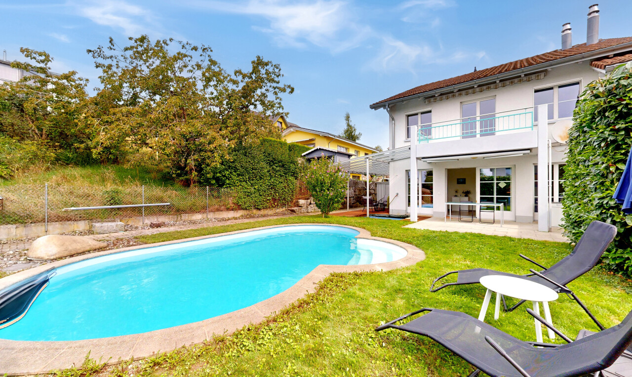 piscine avec terrasse, day time, piscine, property visible, et pelouse