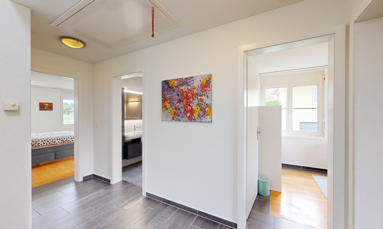 couloir avec lumière naturelle, natural light, inside property, cloison sèche, et drywall