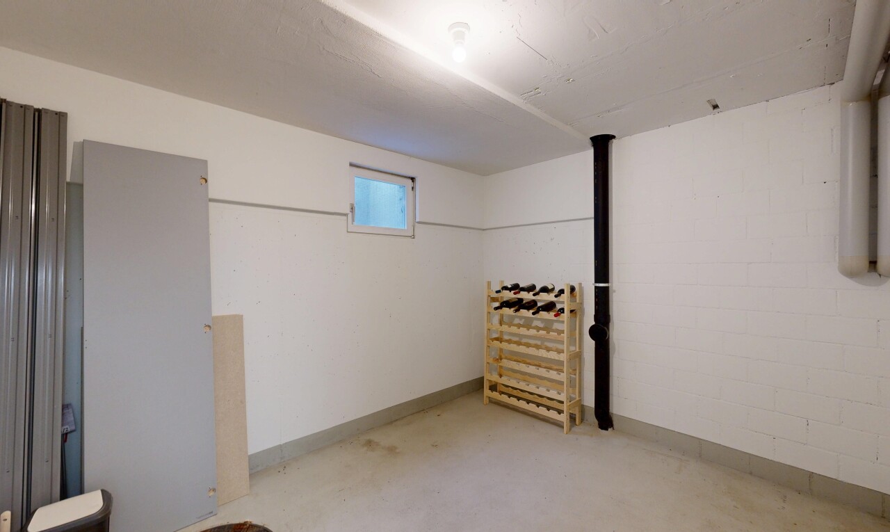 pièce vide avec sous-sol, inside community, concrete floor, sol en béton, et natural light