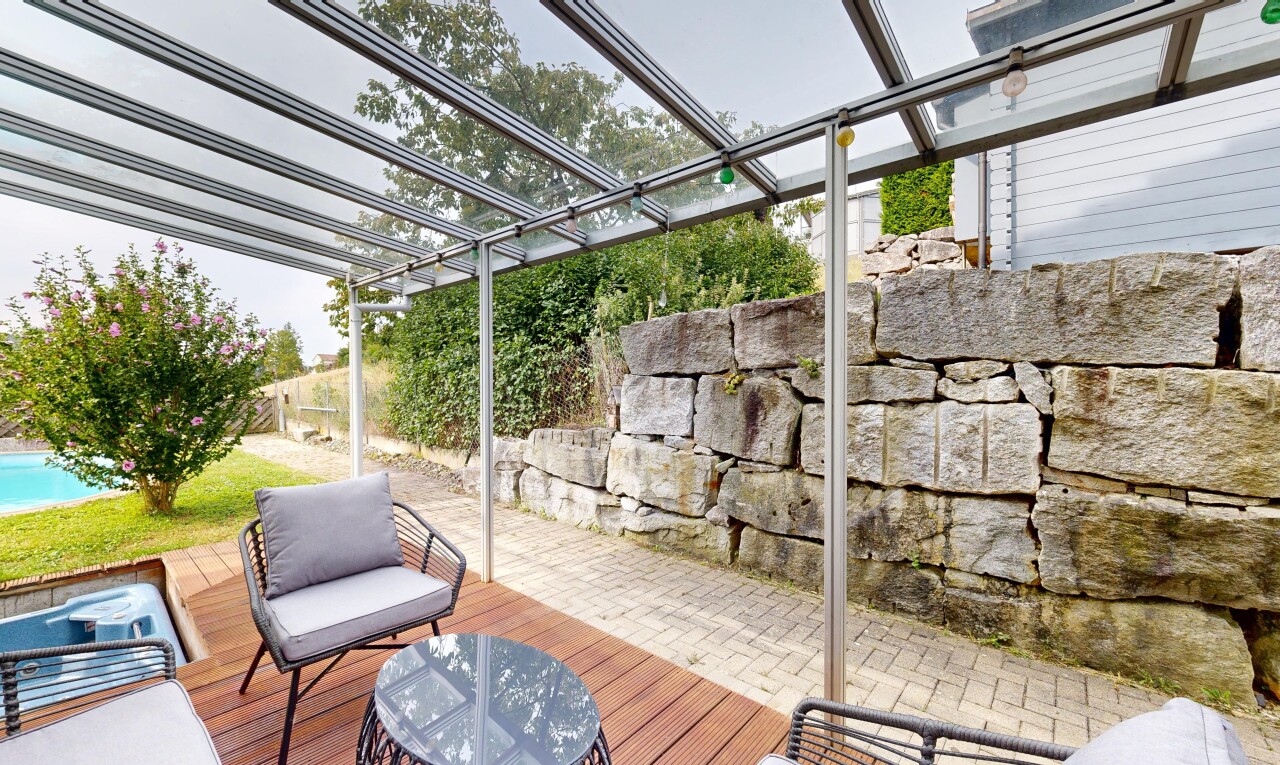 terrasse avec terrasse, overcast, clôture, et from property