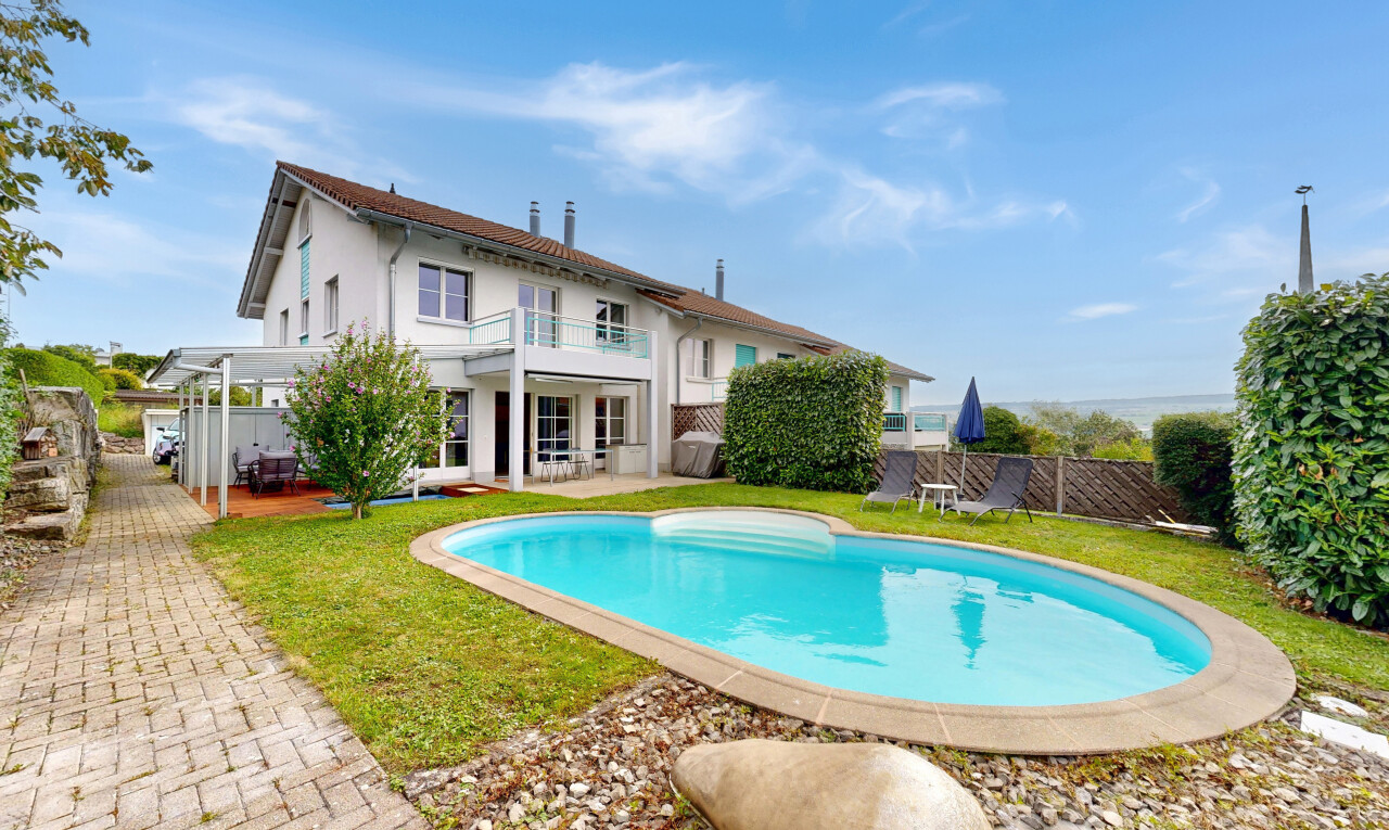 piscine avec clôture, balcon, terrasse, property visible, et piscine