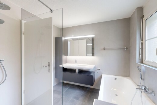 bad mit komplettes badezimmer, spiegel, bad, dusche, und tile floor