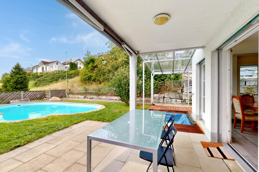 schwimmbad mit schwimmbad, terrasse, from property, day time, und zaun