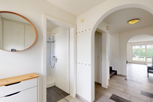 bad mit spiegel, dusche, komplettes badezimmer, natural light, und natürliches licht