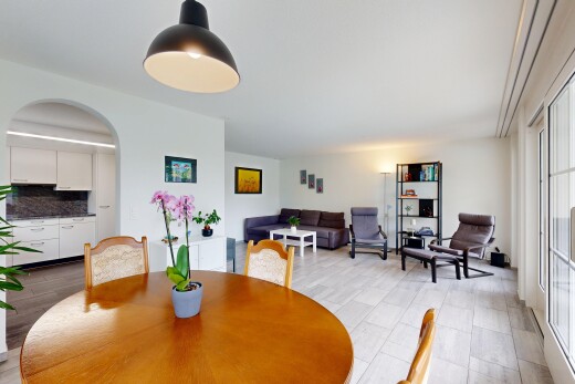 wohn- / esszimmer mit gewölbte gehwege, drywall, gipskartonwand, natural light, und natürliches licht