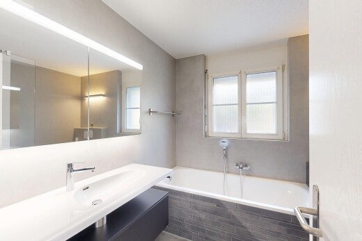 bad mit komplettes badezimmer, spiegel, schminktisch, bad, und natürliches licht