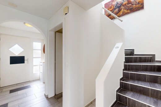 treppe mit inside property, natural light, natürliches licht, treppen, und drywall