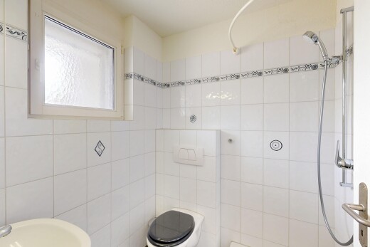 bad mit komplettes badezimmer, inside property, dusche, toilette, und tile wall