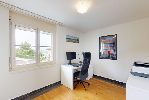 büro mit wood finish floor, holzfußboden, natural light, natürliches licht, und drywall
