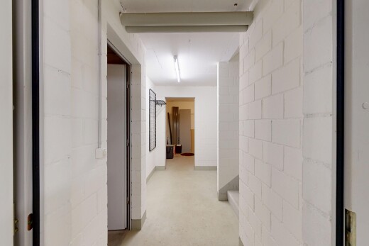 halle / korridor mit betonblockwand, concrete block wall, inside property, betonboden, und concrete floor