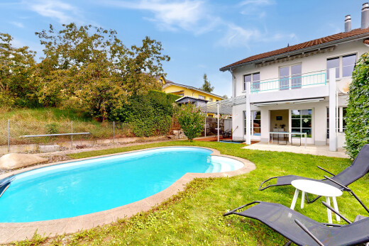 schwimmbad mit terrasse, day time, schwimmbad, property visible, und rasen