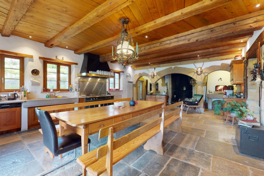 esszimmer mit holzdecke, balkendecke, gewölbte gehwege, fliesenboden, und natürliches licht